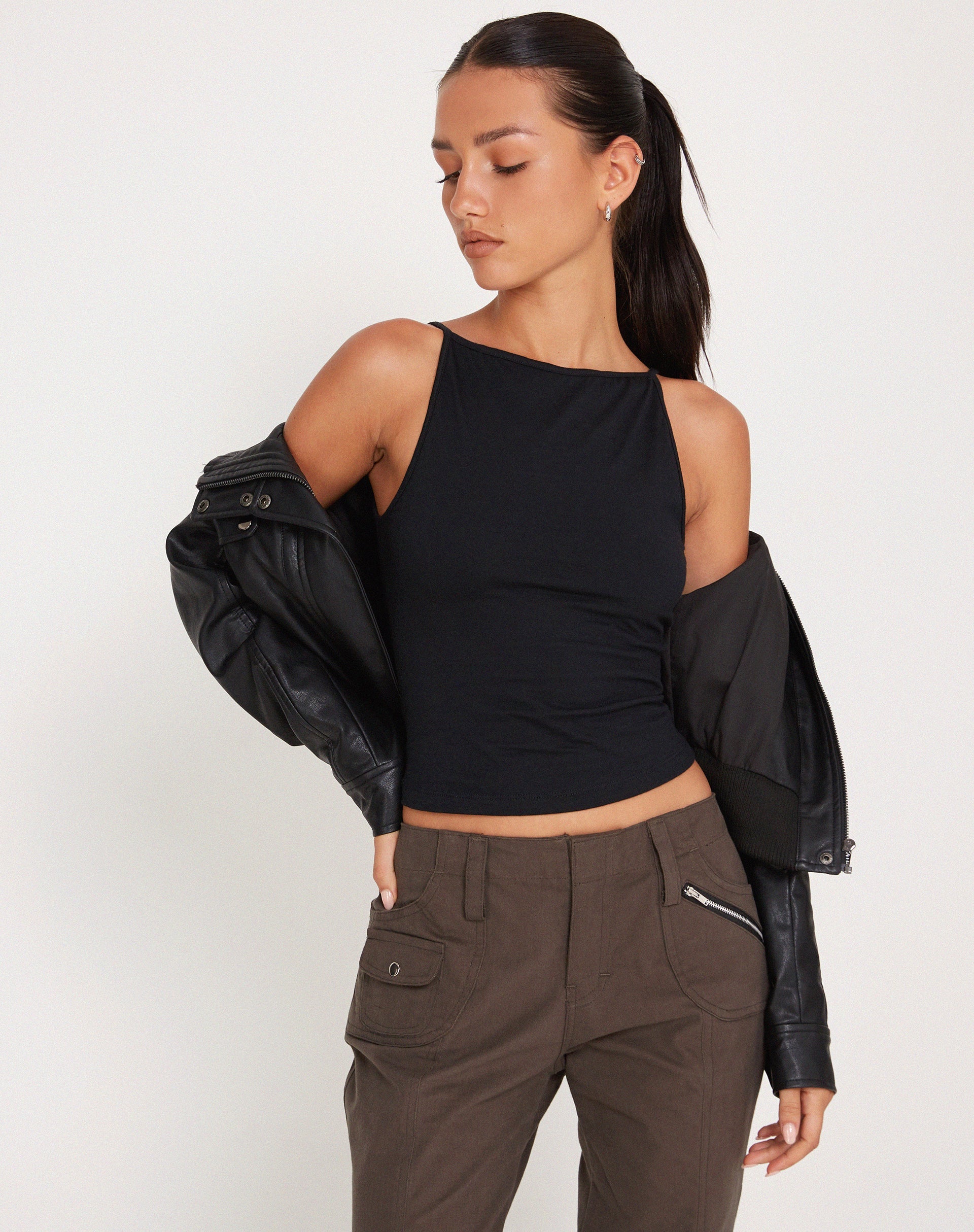 Zwarte haltertop met minimalistisch design voor vrouwen
