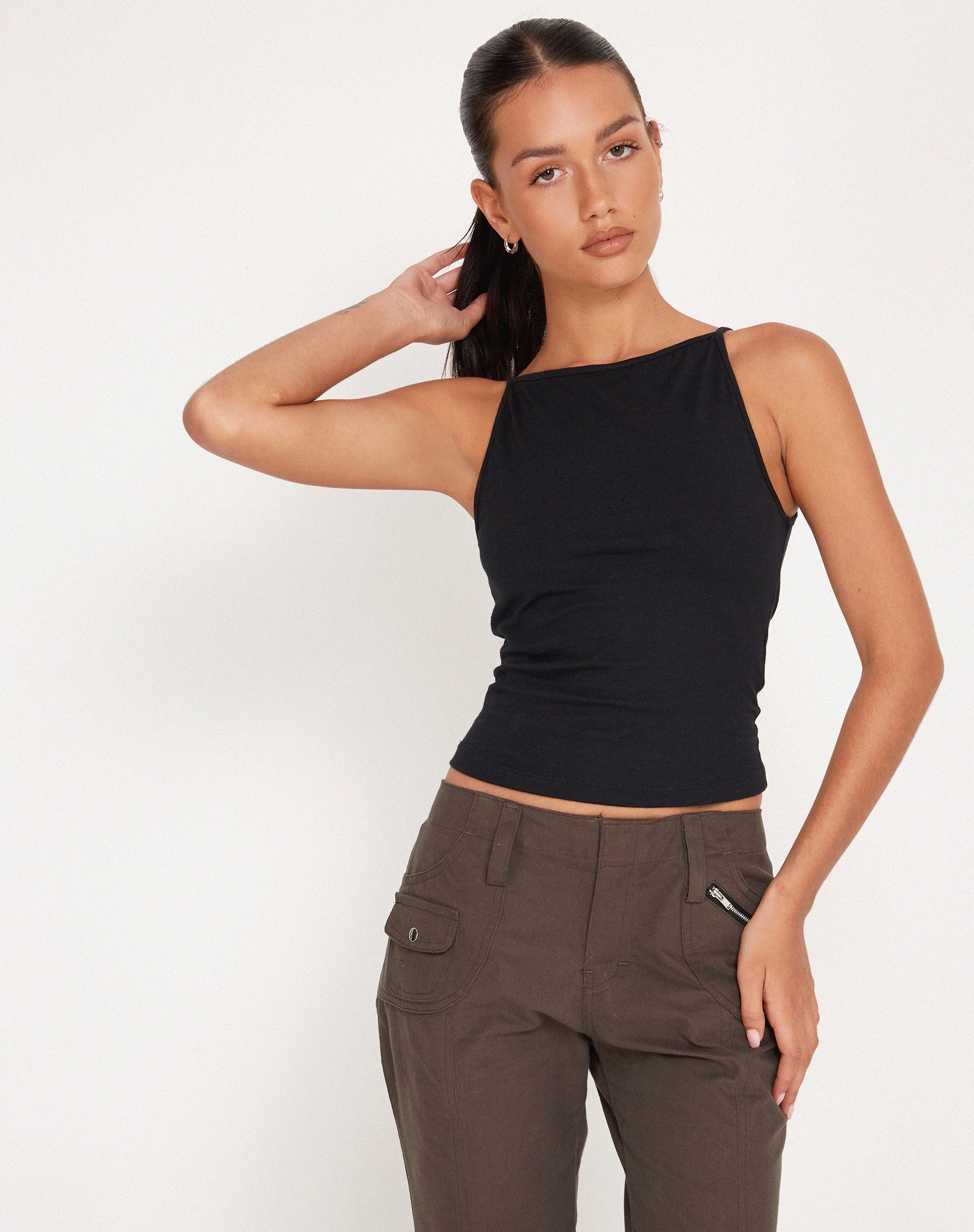 Zwarte haltertop met minimalistisch design voor vrouwen