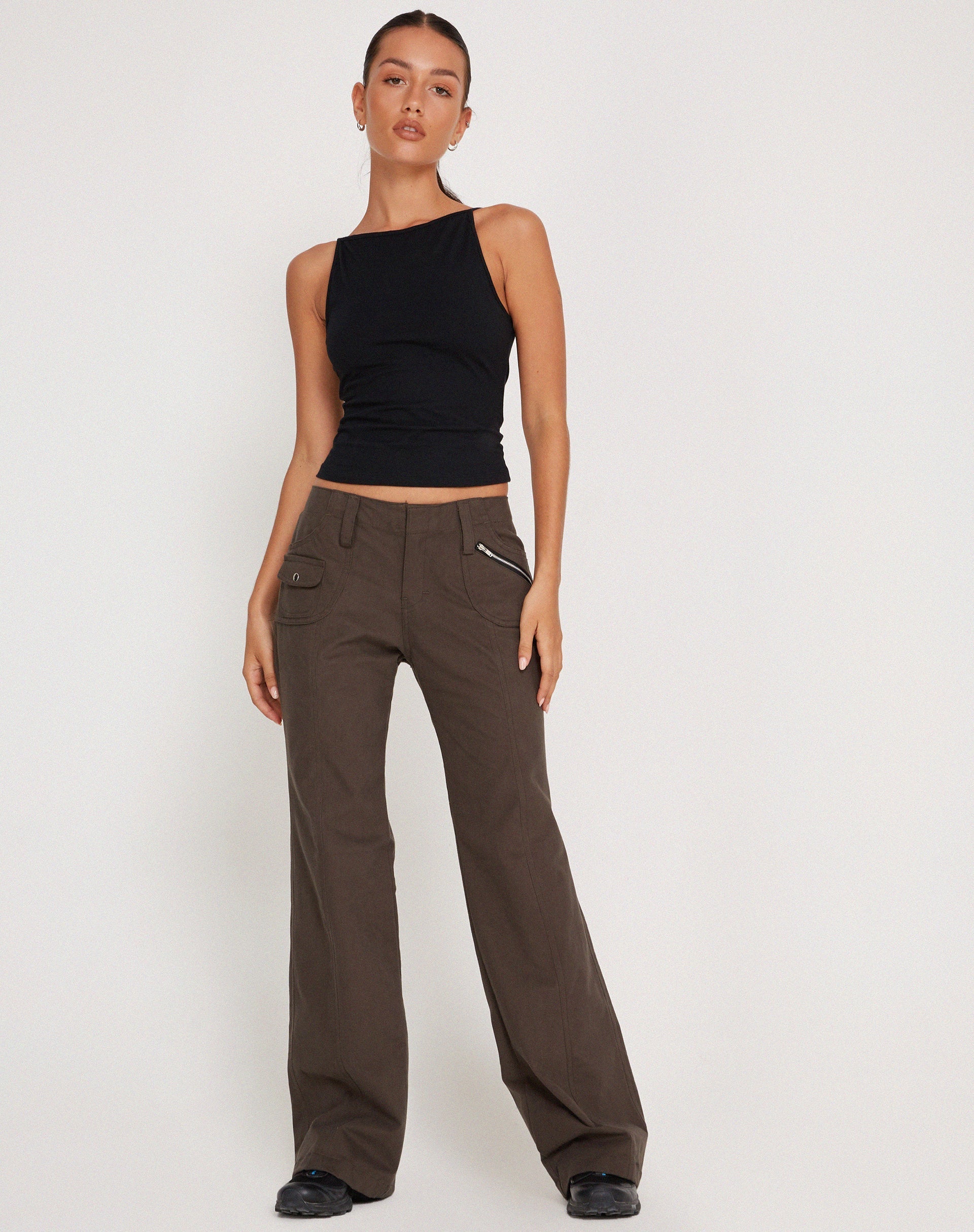 Zwarte haltertop met minimalistisch design voor vrouwen